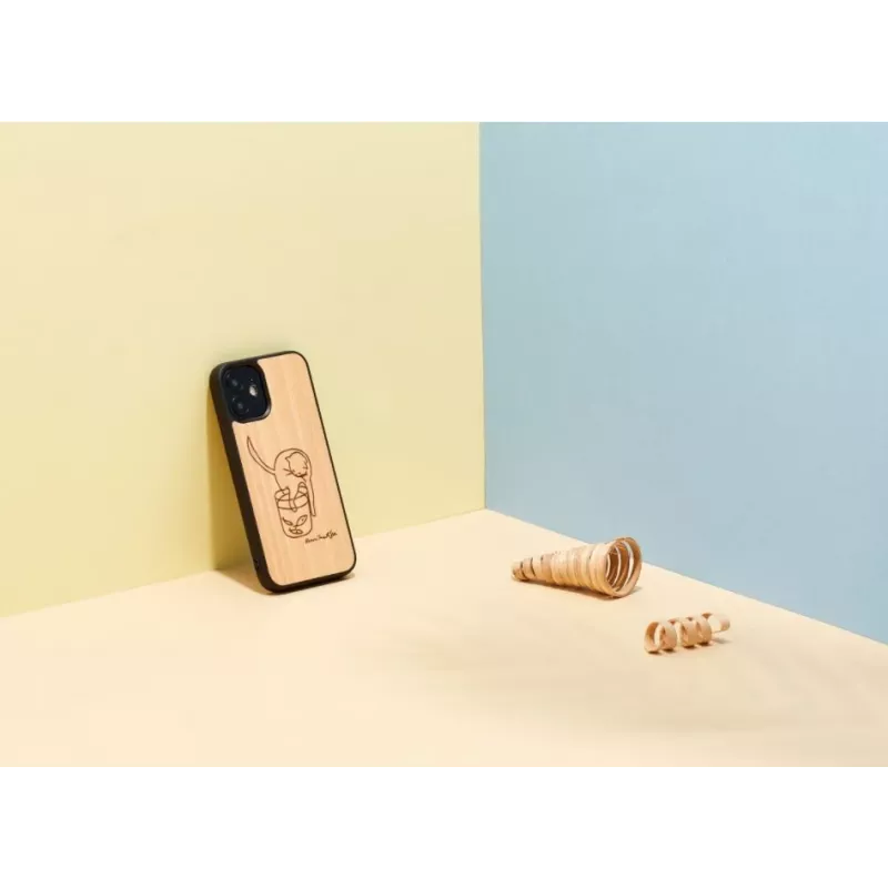 Handyhülle man and wood für iPhone 12 mini — bedruckte Katze mit rotem Fisch