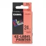 Etikettenrolle CASIO XR-24RD1 — selbstklebende Etiketten schwarz auf rot, 2,4 cm × 8 m, 1 Rolle