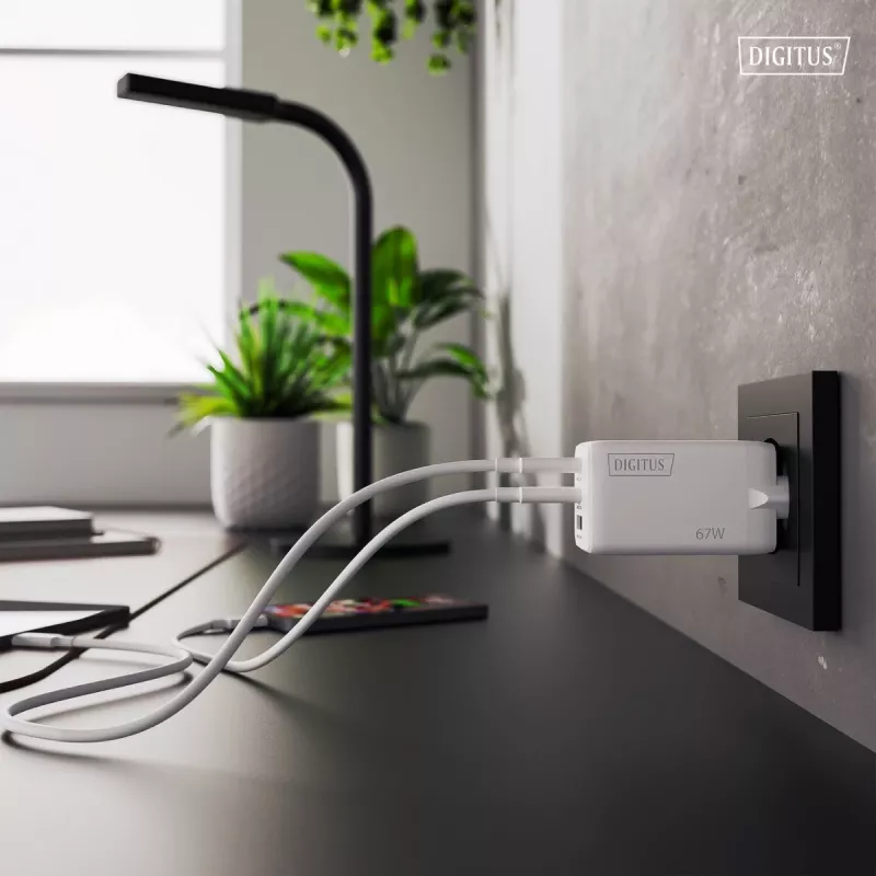 Wandladegerät DIGITUS DA-10303 67W GaN, 2× USB-C + 1× USB-A, 100–240V, weiß