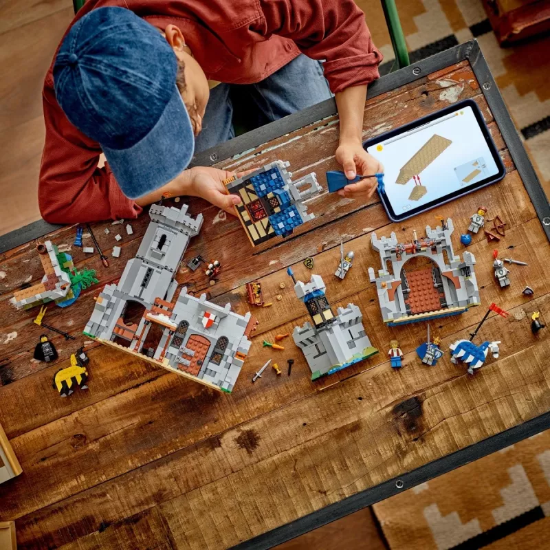 Konstruktionsspielzeug LEGO Creator 3-in-1 Mittelalterliche Ritterburg Set 31168 — 1371 Teile, 6 Minifiguren, ab 9 Jahren