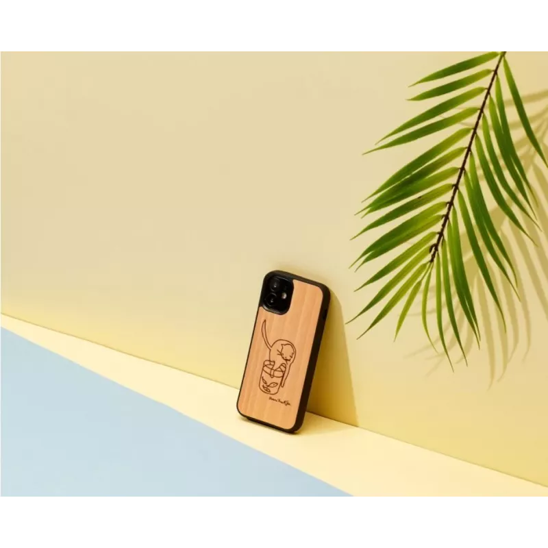 Handyhülle man and wood für iPhone 12 mini — bedruckte Katze mit rotem Fisch