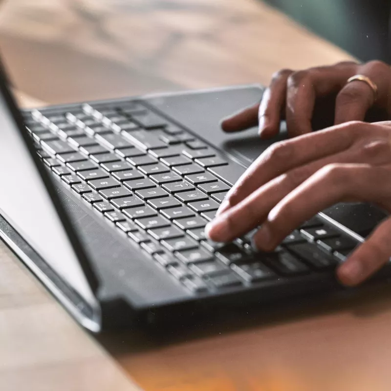 Laptop HP Victus 15-fb3040nw — 15,6 Zoll FHD 144Hz, AMD Ryzen 7 7445HS, 16GB DDR4 3200MHz, 512GB SSD, NVIDIA GeForce RTX 4050 6GB, FreeDOS, Tastatur Englisch