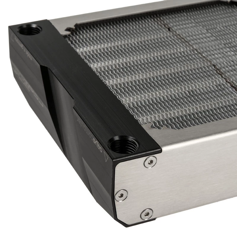 Radiatorblock Aqua-Computer 33701 — Aluminium/Kupfer/Edelstahl, 160×140×40 mm, Silber