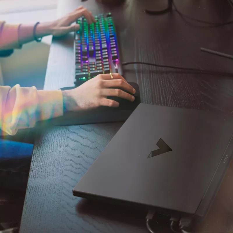 Laptop HP Victus 15-fb3040nw — 15,6 Zoll FHD 144Hz, AMD Ryzen 7 7445HS, 16GB DDR4 3200MHz, 512GB SSD, NVIDIA GeForce RTX 4050 6GB, FreeDOS, Tastatur Englisch
