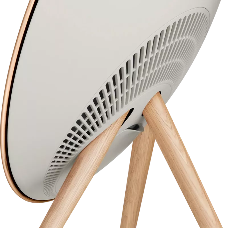Beosound A9 5. Generation Lautsprecher Goldton (Rückseite Sand/Abdeckung Gold/Beine Weißeiche)