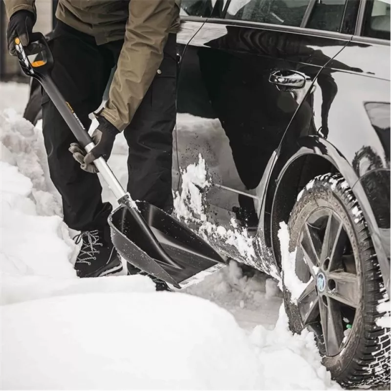 Fiskars Auto-Schneeschaufel mit Teleskopstiel X-SERIES