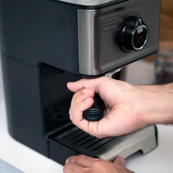 Espressomaschine Schwarz & Decker BXCO1200E — 1200 W, 15 bar, 1,2 L Wassertank, 2 Tassen, integrierter Milchaufschäumer, für die Arbeitsplatte, silber