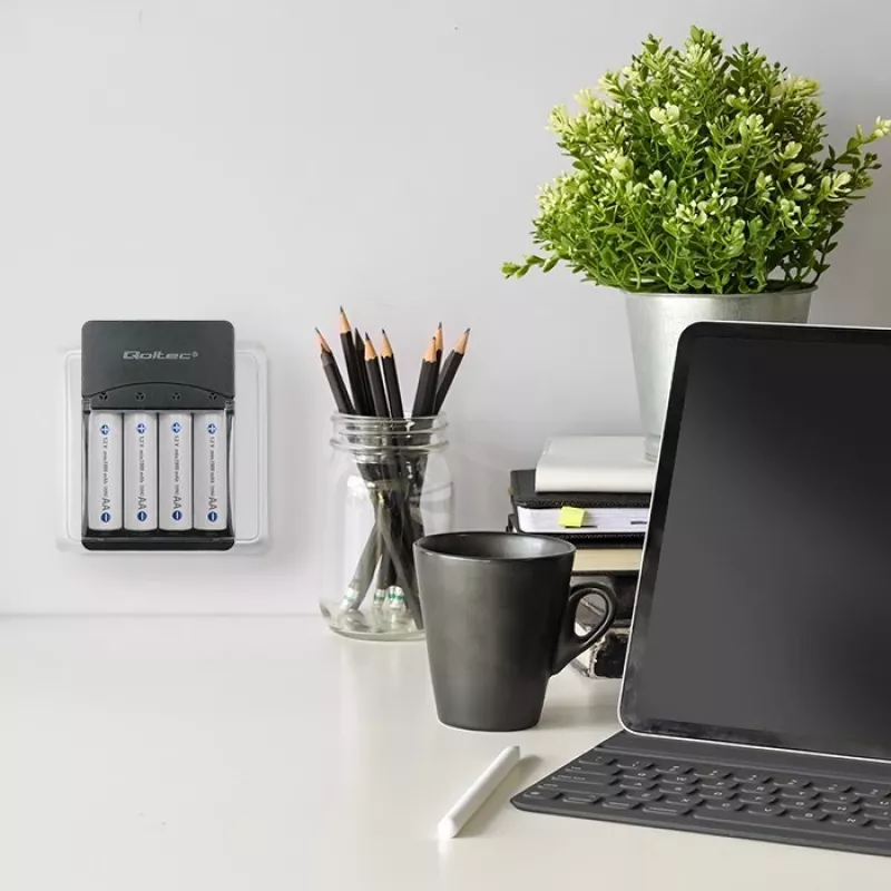 Batterieladegerät QOLTEC 50653 für Ni-MH AAA (R03) und AA (R6) Akkus, 220–240 V Eingang, 1,2 V Ausgang