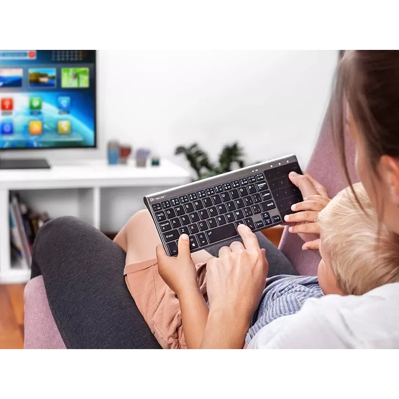 Tracer EXpert RF ist eine ergonomische Full-Size-Funktastatur mit QWERTY-Layout, Membran-Tastenschaltern und einem schlanken schwarz-grauen Design. Konzipiert für den Einsatz zu Hause und im Büro, kombiniert sie ein integriertes Touchpad und Multimedia-Tasten mit einer 2,4-GHz-Funkverbindung, um eine kompakte Eingabelösung für Fernseher, Konsolen, Notebooks und klassische PCs zu bieten.