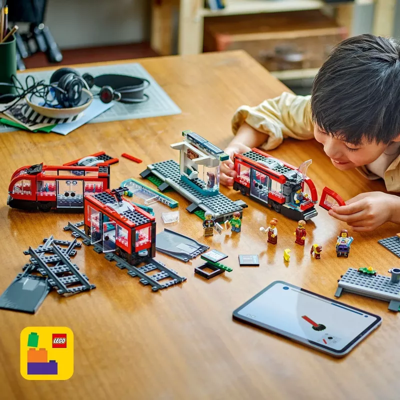 LEGO City Straßenbahn und Station Rollenspiel-Bauset für Kinder mit Spielzeug-Straßenbahn, Geschenk für Jungen und Mädchen ab 7 Jahren, die Fahrzeuge lieben