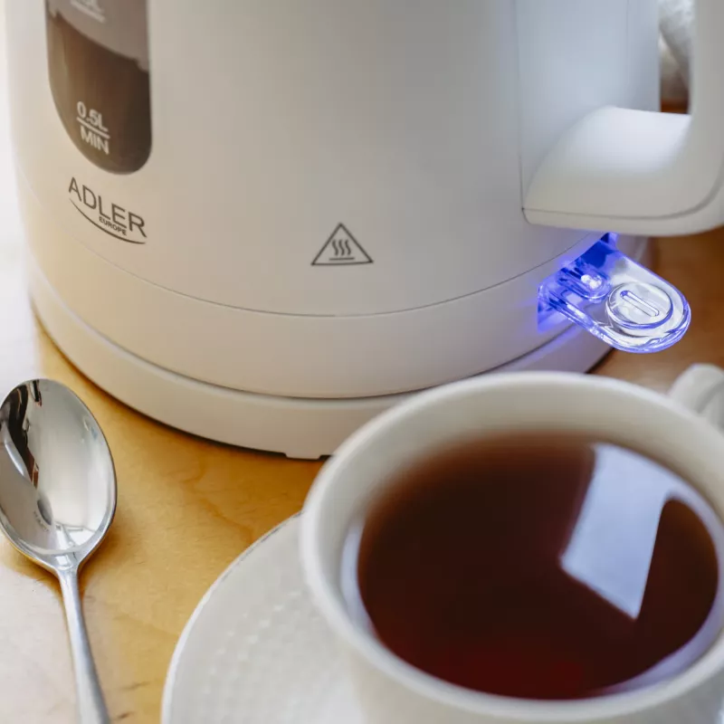 Elektrischer Wasserkocher Adler AD 1379w — 1,7 L, bis zu 2200 W, weiß, 360°-Sockel, Polypropylen