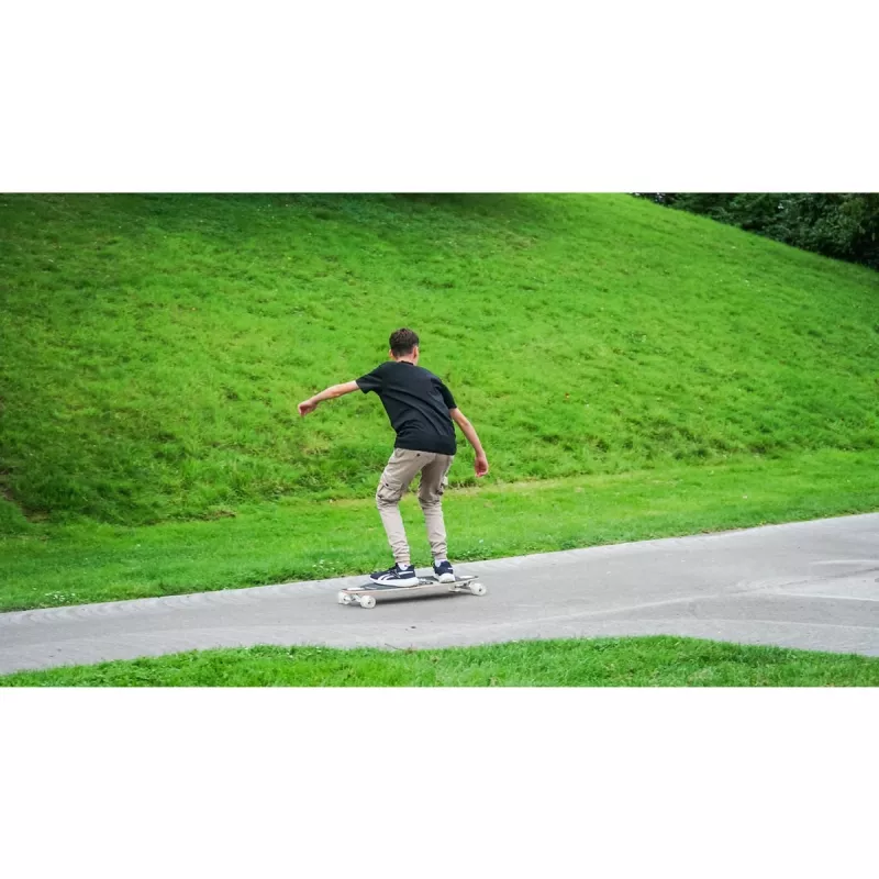 Longboard Muuwmi Lights GLOW ABEC 7 mit leuchtenden Rollen, schwarz/grün