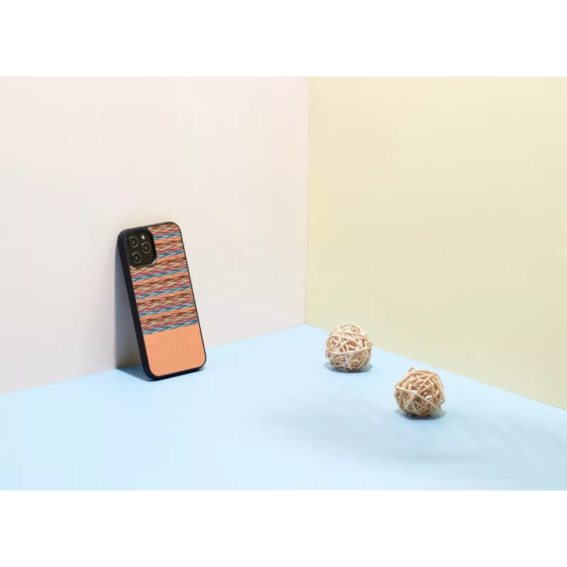 Schutzhülle man and wood für iPhone 12 Pro Max — braunes Karomuster mit schwarzen Akzenten