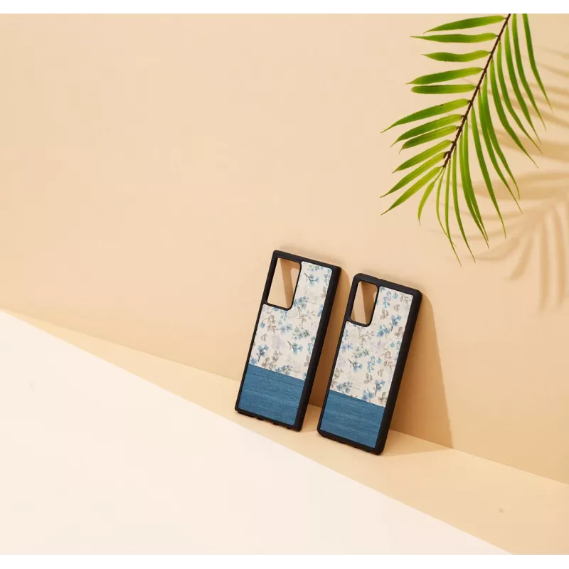 Handyhülle Man and Wood Galaxy Note 20 — blaue Blume auf Schwarz