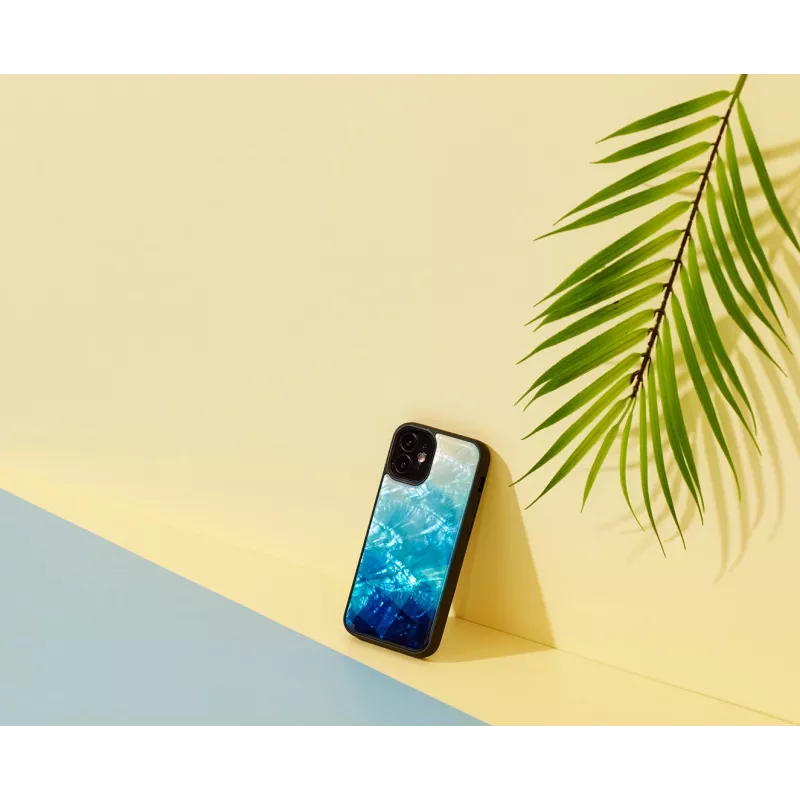 iKins Schutzhülle für Apple iPhone 12 mini — blauer See mit schwarzen Akzenten