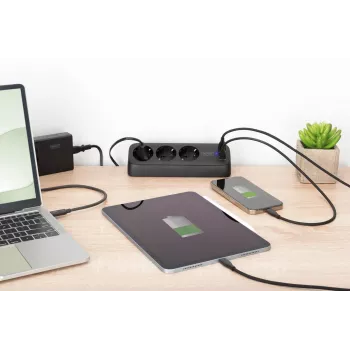 Mehrfachsteckdose DIGITUS 3-fach mit 2×USB-A & 1×USB-C, 3 AC-Steckdosen Typ E/F, 1,5 m Kabel, schwarz