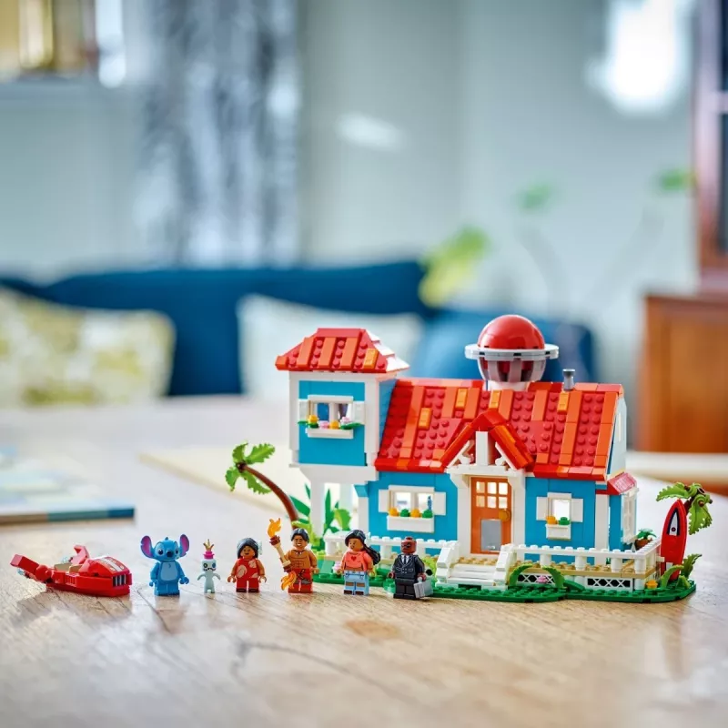 LEGO Disney Set 43268 Strandhaus – modulares Haus zum Bauen, 834 Teile, 5 Minifiguren, Alter 9+