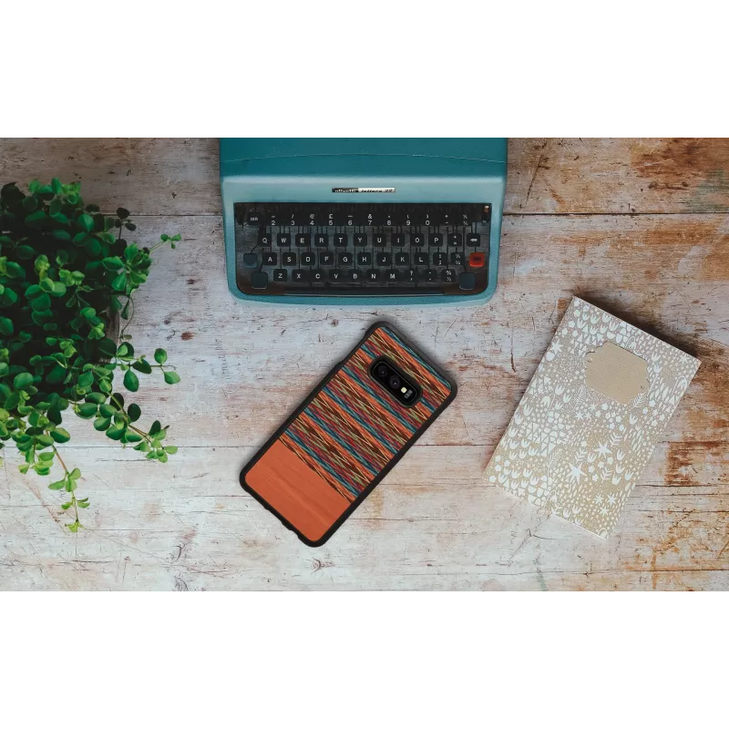 Smartphone-Hülle man and wood für Galaxy S10e — braunes Karo mit schwarzer Umrandung