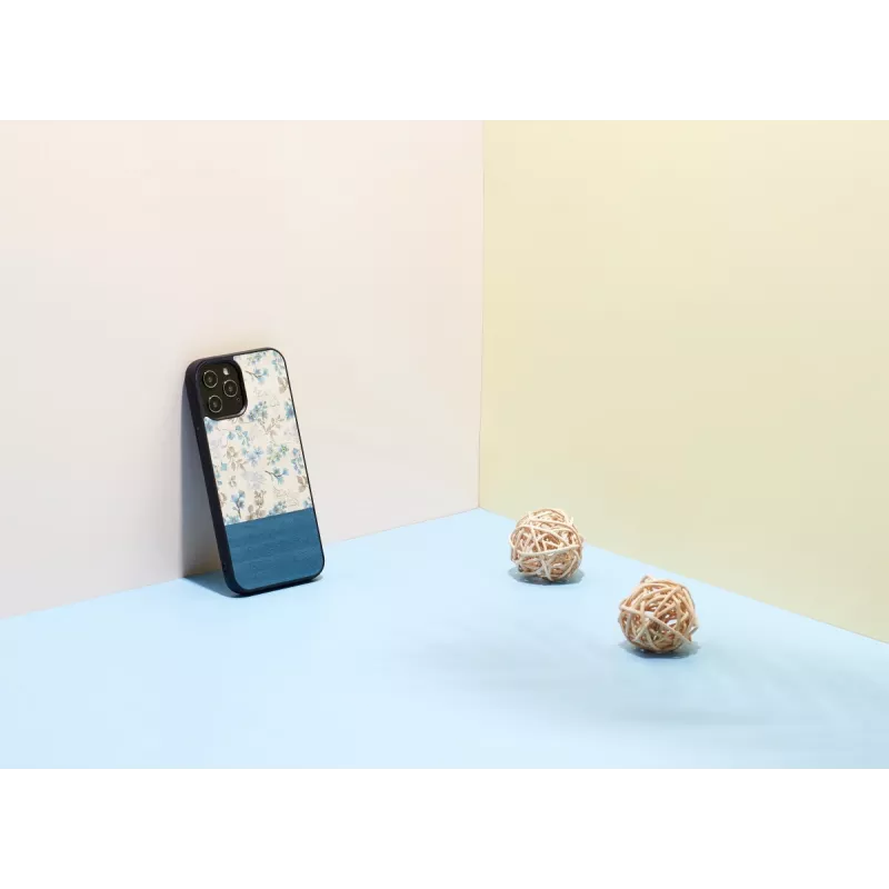 Handyhülle man and wood für iPhone 12 / 12 Pro — blaue Blume auf schwarz