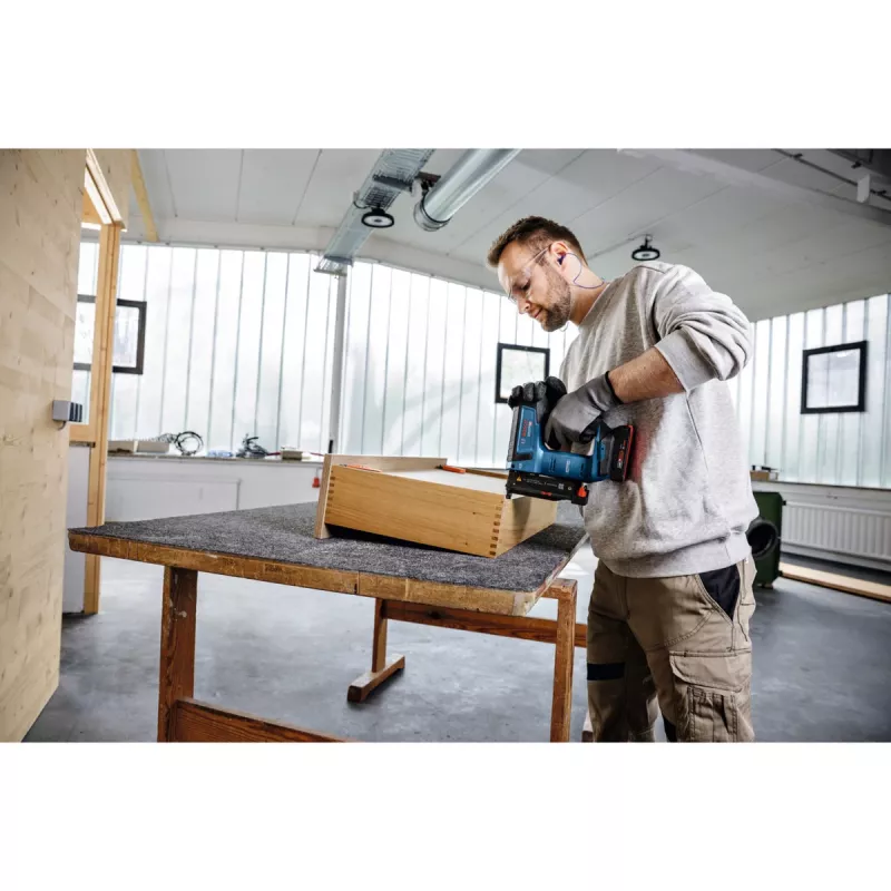 Battery-Holznagler GNH 18V-35 Professional solo, 18Volt (Blau/Schwarz, ohne Akku und Ladegerät, in L-BOXX)