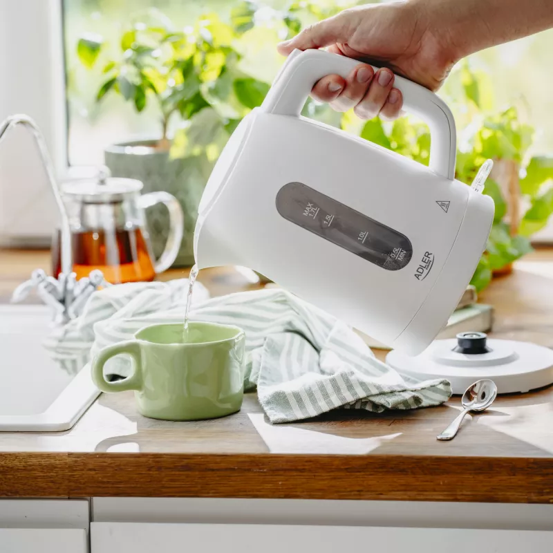 Elektrischer Wasserkocher Adler AD 1379w — 1,7 L, bis zu 2200 W, weiß, 360°-Sockel, Polypropylen