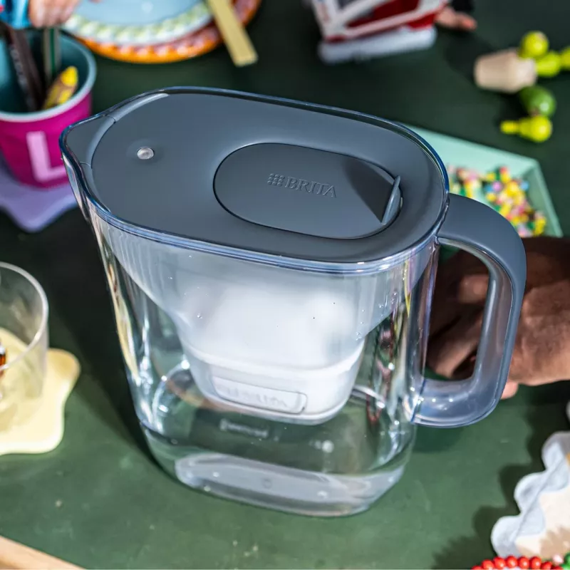 BRITA Style Essential 2,4 L Wasserfilter-Kanne Graphit — Kanne mit MAXTRA-Kartusche, Smart Light, 1,4 L gefiltertes Fassungsvermögen