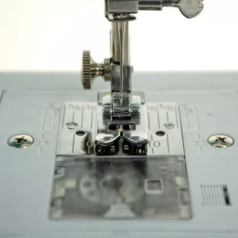 Mechanische Nähmaschine Lucznik Lena 2019 — einfaches mechanisches Modell, 16 Programme, 24 W, Freiarm, 4-Schritt-Knopfloch
