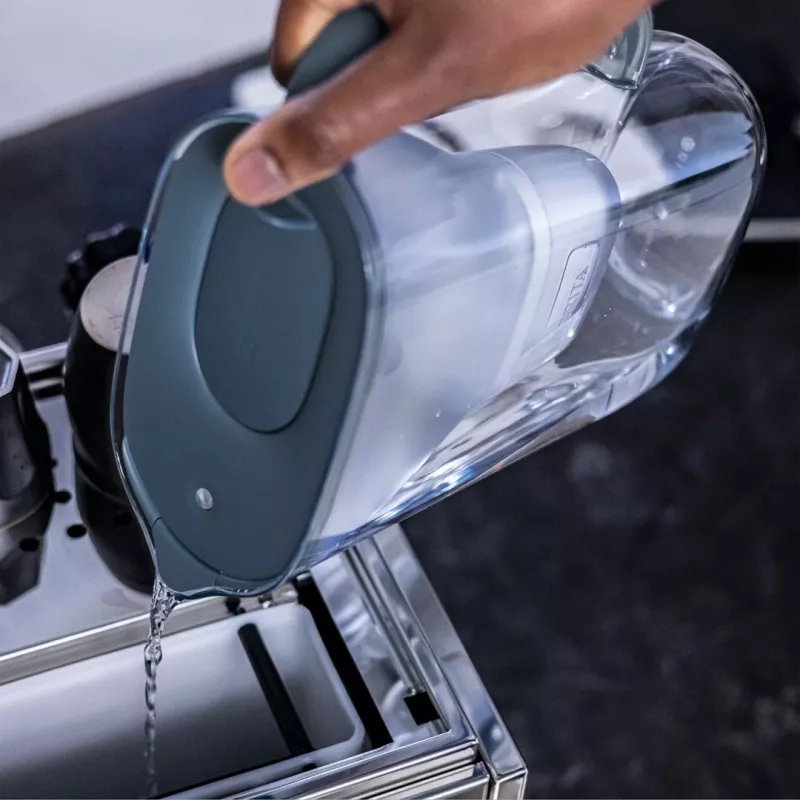 BRITA Style Essential 2,4 L Wasserfilter-Kanne Graphit — Kanne mit MAXTRA-Kartusche, Smart Light, 1,4 L gefiltertes Fassungsvermögen