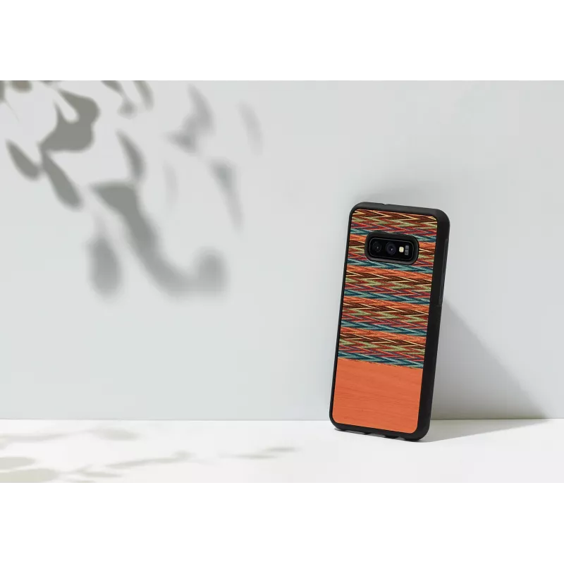 Smartphone-Hülle man and wood für Galaxy S10e — braunes Karo mit schwarzer Umrandung
