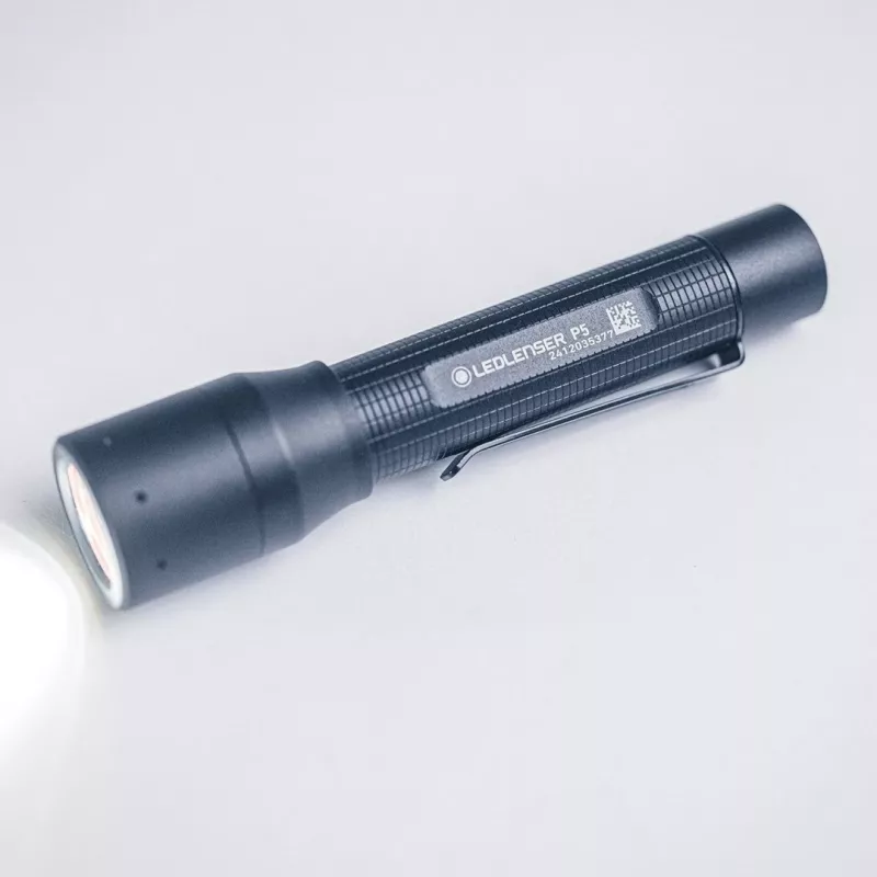 Hand-Taschenlampe Ledlenser P5 schwarz, LED, 140 lm, AA-Batterie, IP54, Aluminium, Taschenclip