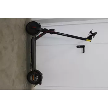 AUSVERKAUF. Xiaomi Electric Scooter 4 EU | AUSVERKAUF. AUSVERKAUF. Xiaomi Electric Scooter 4 EU | 300 W | 25 km/h | 10 Zoll | 6 Monate | Schwarz | Vorführgerät, zerkratzt, fehlende Schrauben