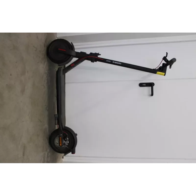 AUSVERKAUF. Xiaomi Electric Scooter 4 EU | AUSVERKAUF. AUSVERKAUF. Xiaomi Electric Scooter 4 EU | 300 W | 25 km/h | 10 Zoll | 6 Monate | Schwarz | Vorführgerät, zerkratzt, fehlende Schrauben