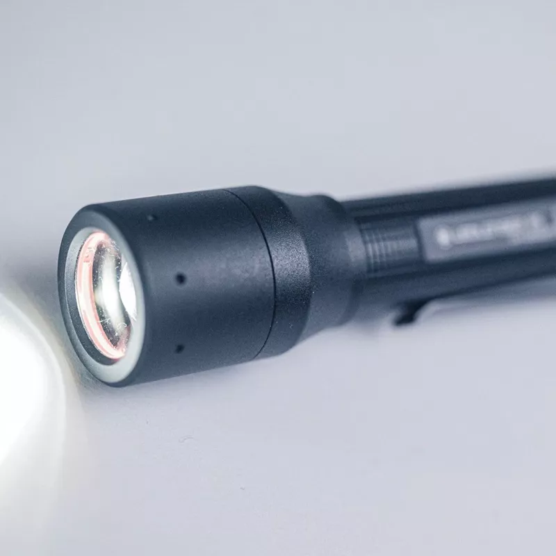 Hand-Taschenlampe Ledlenser P5 schwarz, LED, 140 lm, AA-Batterie, IP54, Aluminium, Taschenclip