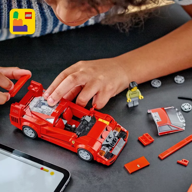 LEGO Speed Champions Ferrari F40 Supercar – baubares Fahrzeug-Spielzeugauto für Jungen und Mädchen ab 9 Jahren mit Fahrer-Minifigur, Kinderzimmer-Deko