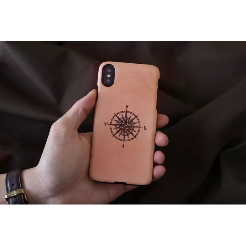 Smartphone-Hülle man and wood für iPhone X/XS, schwarz, Schutzhülle mit Kompassdetail