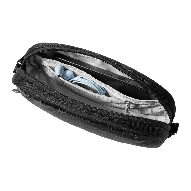 Accessoire-Tasche Tomtoc Light-T12 von Tomtoc (schwarz) — kompakter Organizer für Kabel und Kleintechnik