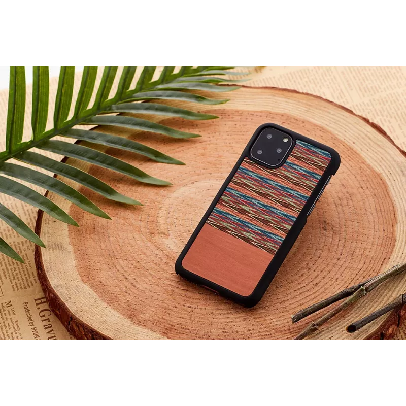 Smartphone-Hülle man and wood für iPhone 11 Pro Max — braunes Karomuster, schwarzer Rand