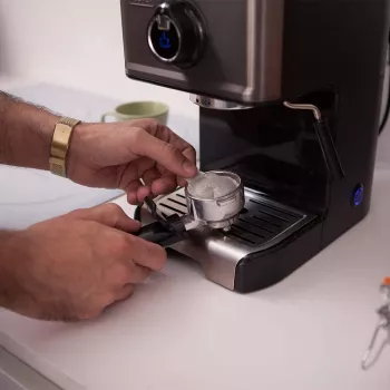 Espressomaschine Schwarz & Decker BXCO1200E — 1200 W, 15 bar, 1,2 L Wassertank, 2 Tassen, integrierter Milchaufschäumer, für die Arbeitsplatte, silber