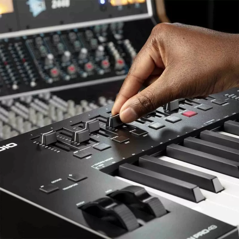 M-Audio Oxygen Pro 49 MIDI-Tastatur-Controller — 49 Tasten, 16 Pads, 9 Fader, OLED-Display, USB, MIDI-Out