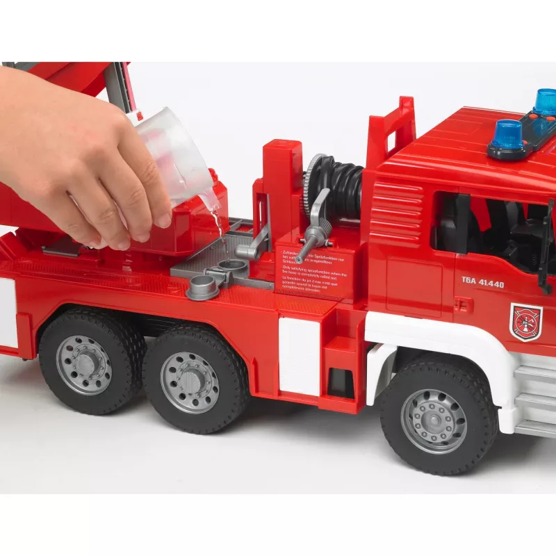 BRUDER MAN Feuerwehrfahrzeug mit schwenkbarer Leiter