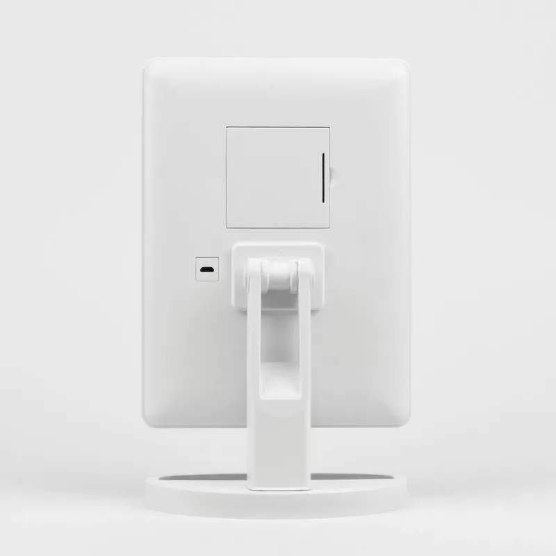 Freistehender Kosmetikspiegel Girmi BE04 – rechteckig mit 1-facher Vergrößerung, weiße LED, USB/4×AA, 180°-Drehung