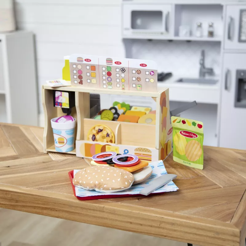 Melissa & Doug Holz-Sandwichtheke mit Aufschnittmaschine – 56-teiliges Spiellebensmittel-Set – FSC-zertifiziert