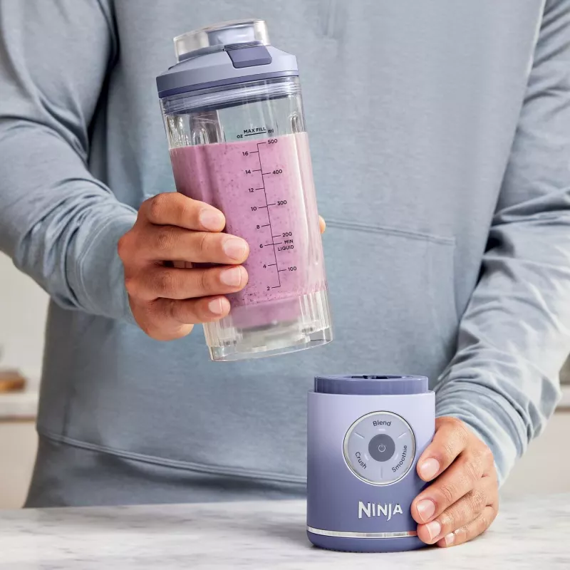 Tragbarer Mixer Ninja BC251EULD — 0,57-L-Behälter, Akku 11,1 V, Edelstahlmesser, lavendelfarben/transparent