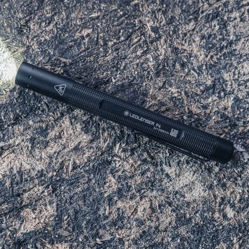 Stiftlampe Ledlenser P4 Schwarz — kompakte LED-Stiftlampe, 180 lm, 90 m Reichweite, AAA x2, IP54