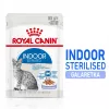 Nassfutter für Katzen Royal Canin Indoor Sterilized 85 g Beutel — ausgewachsene kastrierte Wohnungskatzen, Geflügelgeschmack, Packung 12 x 85 g