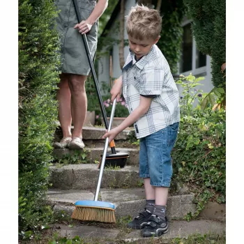 Fiskars MyFirst Kinder-Besen Kinderbesen, blau, Länge 980 mm, Kunststoffrahmen und -stiel, 1 Stück