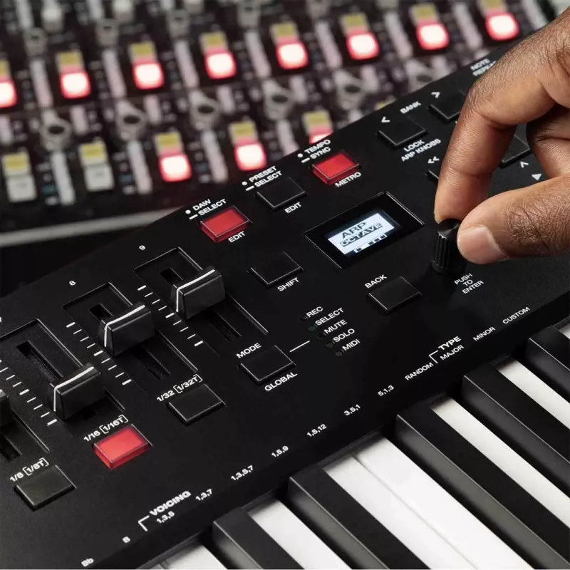M-Audio Oxygen Pro 49 MIDI-Tastatur-Controller — 49 Tasten, 16 Pads, 9 Fader, OLED-Display, USB, MIDI-Out