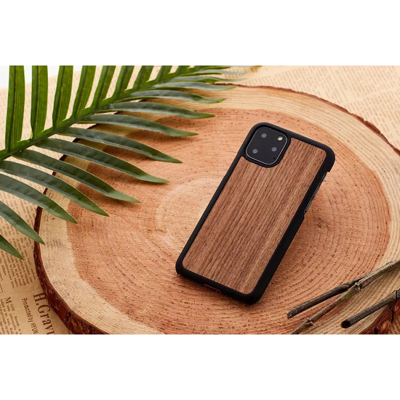 Smartphone-Hülle man and wood für iPhone 11 Pro Max — schwarze Walnuss, Holzrückseite, Schutzrahmen