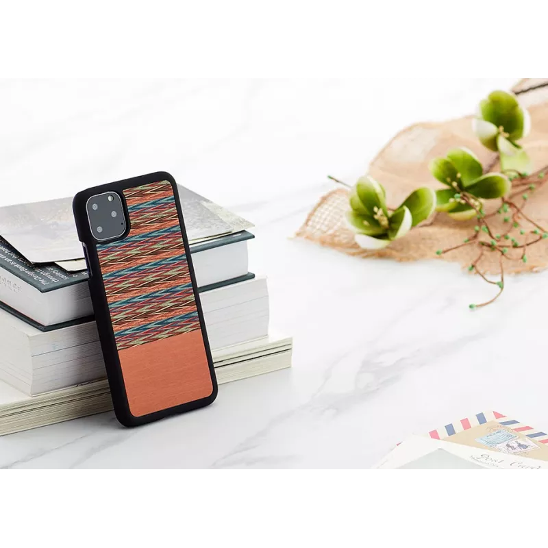 Smartphone-Hülle man and wood für iPhone 11 Pro Max — braunes Karomuster, schwarzer Rand
