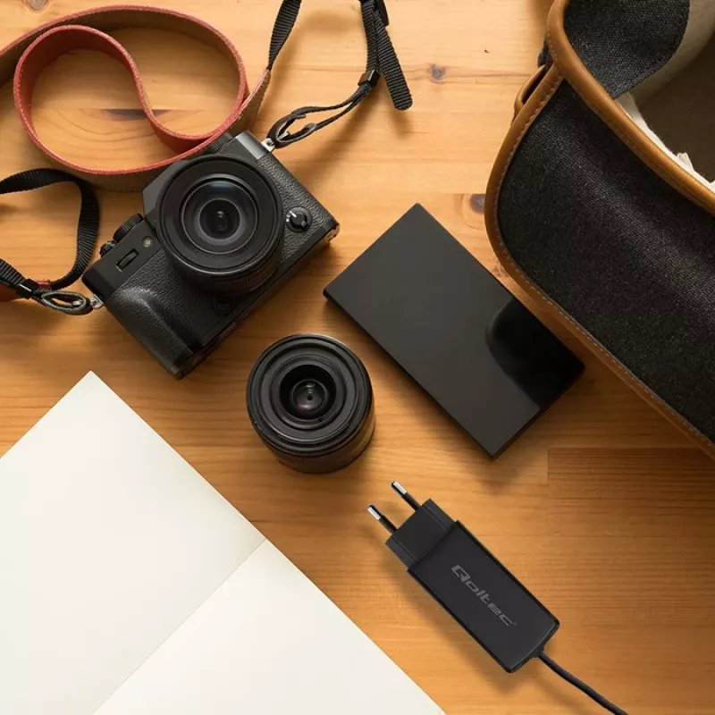 GaN 90W Ladegerät QOLTEC 52420 USB-C PD 5–20V 3A/4,5A Ausgang, 220–240V Eingang, 1,8 m Kabel, schwarz